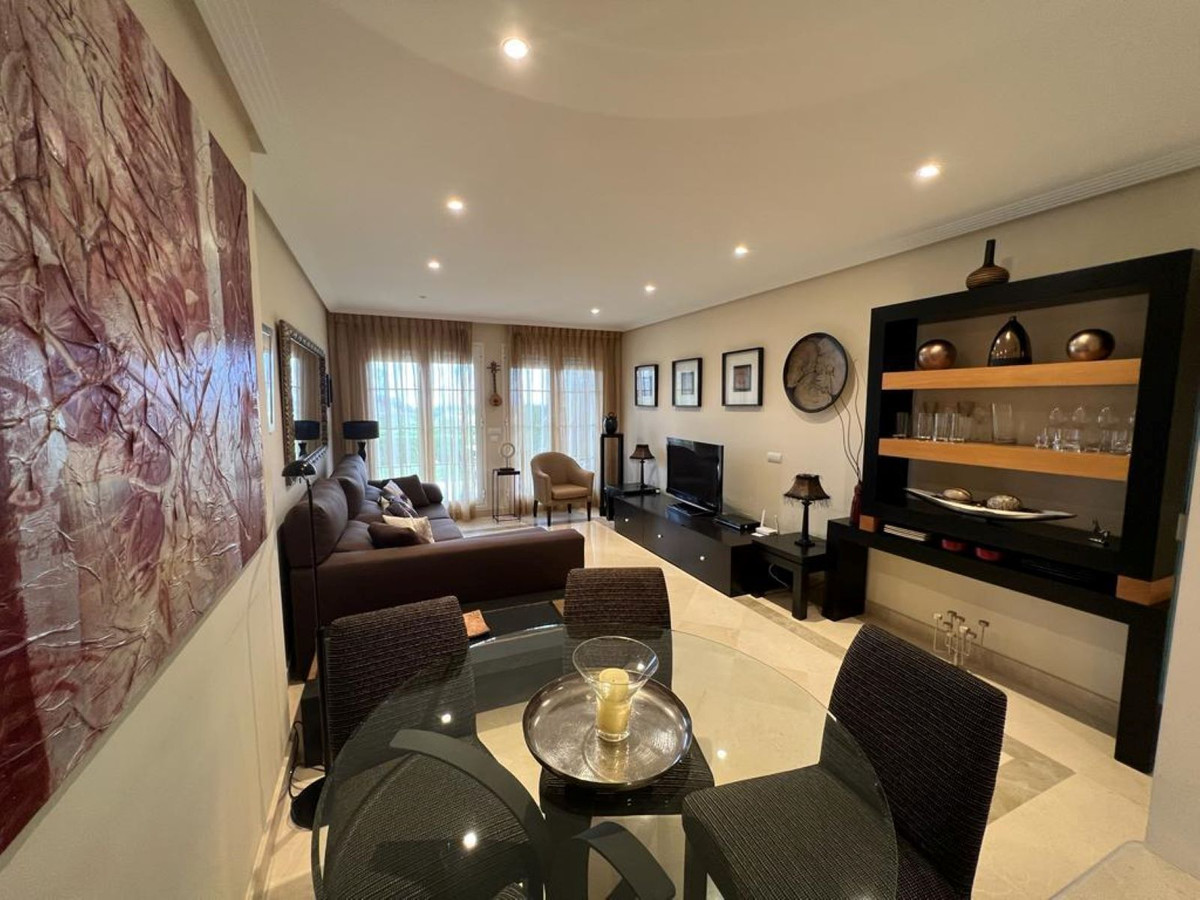 Piso de 3 Dormitorios y 2 Baños en venta en Los Arqueros, Benahavís