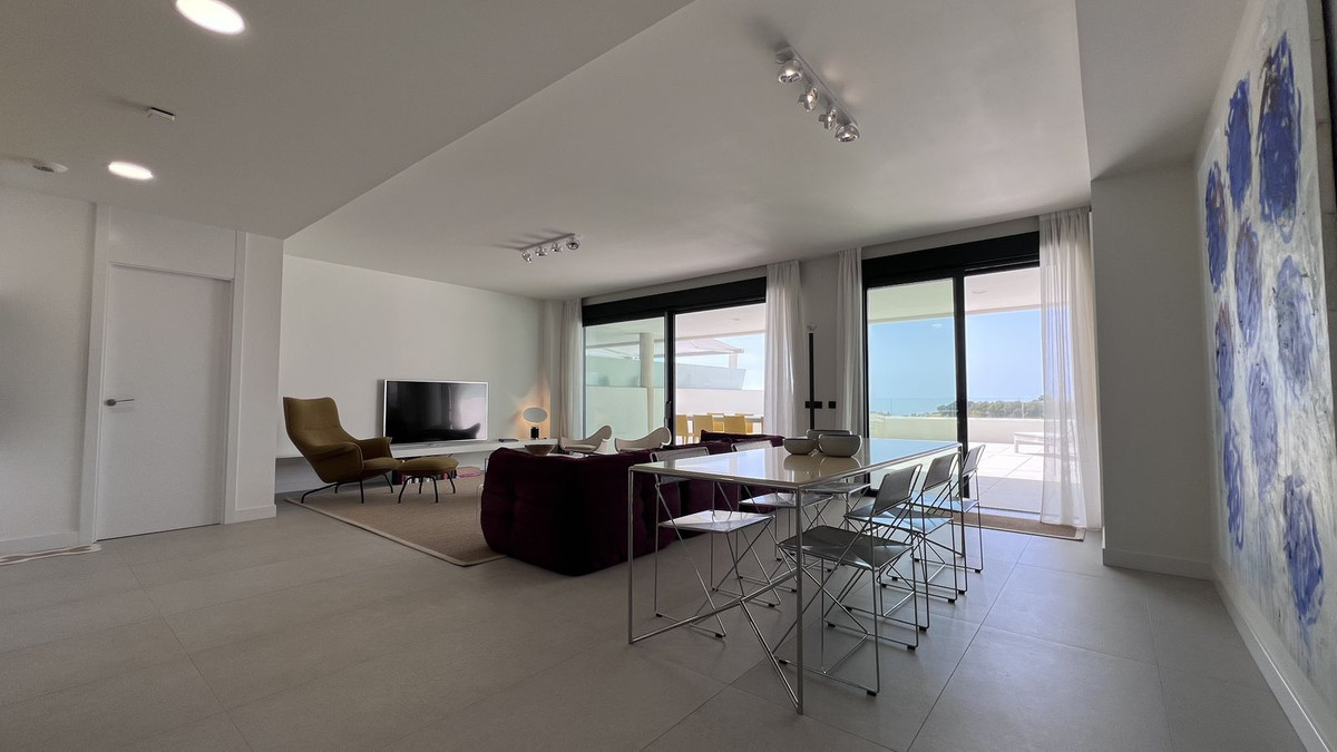 Piso de 3 Dormitorios en venta en Los Monteros, Marbella