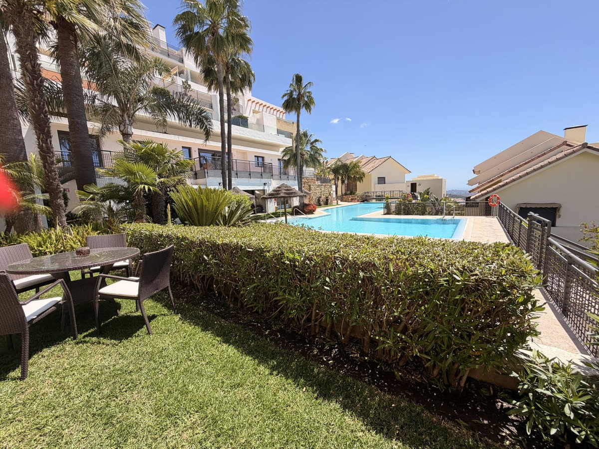Piso de 2 Dormitorios y 2 Baños en venta en Los Monteros, Marbella