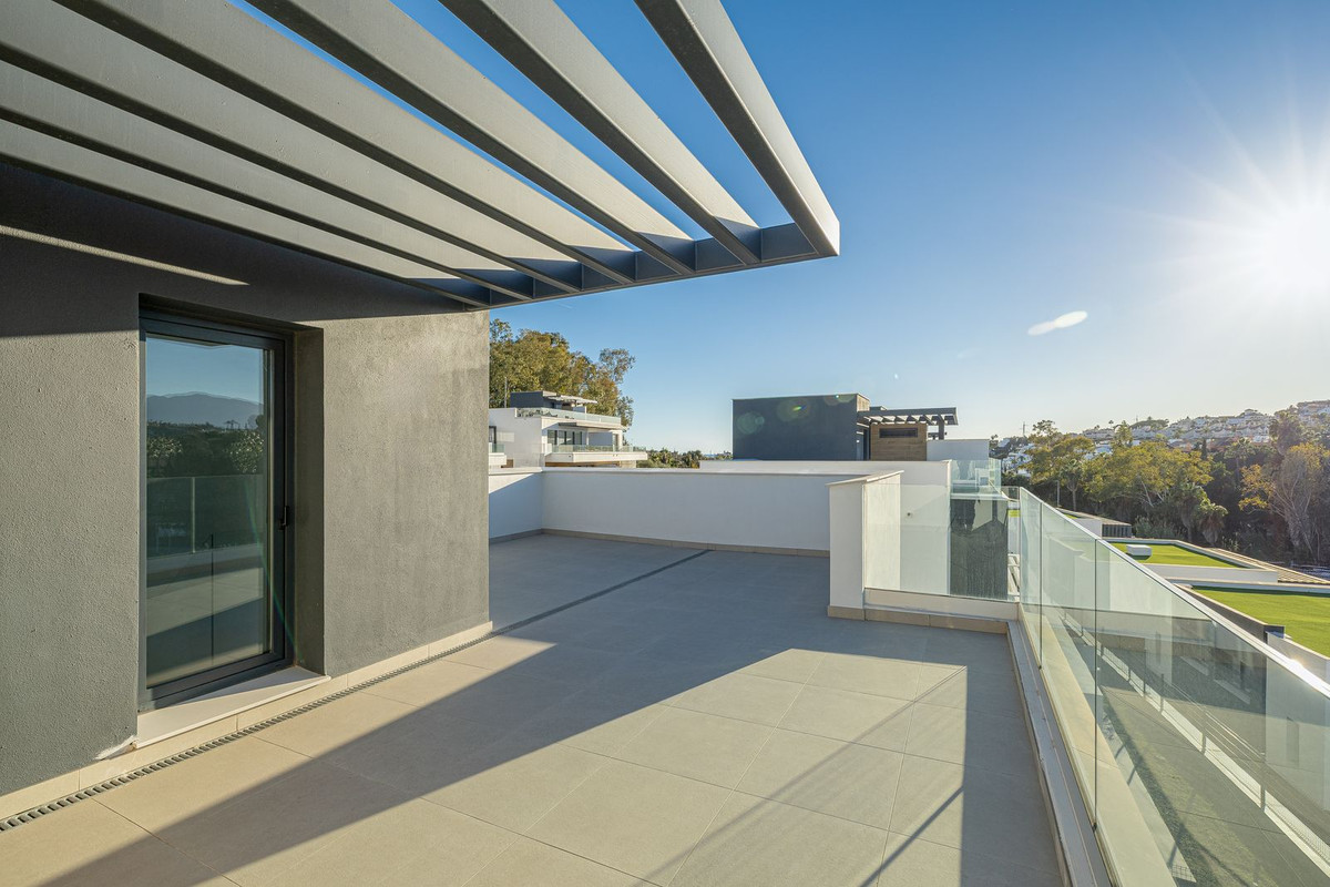 Casa Adosada de 4 Dormitorios y 3 Baños en venta en Atalaya, Estepona