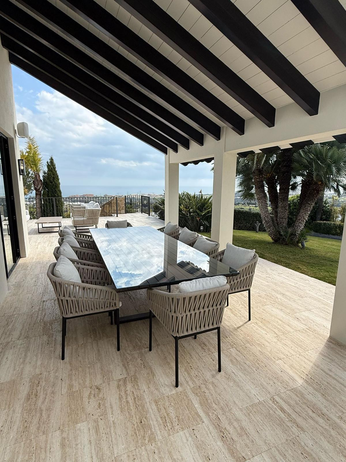 Casa de 6 Dormitorios y 6 Baños en venta en Estepona