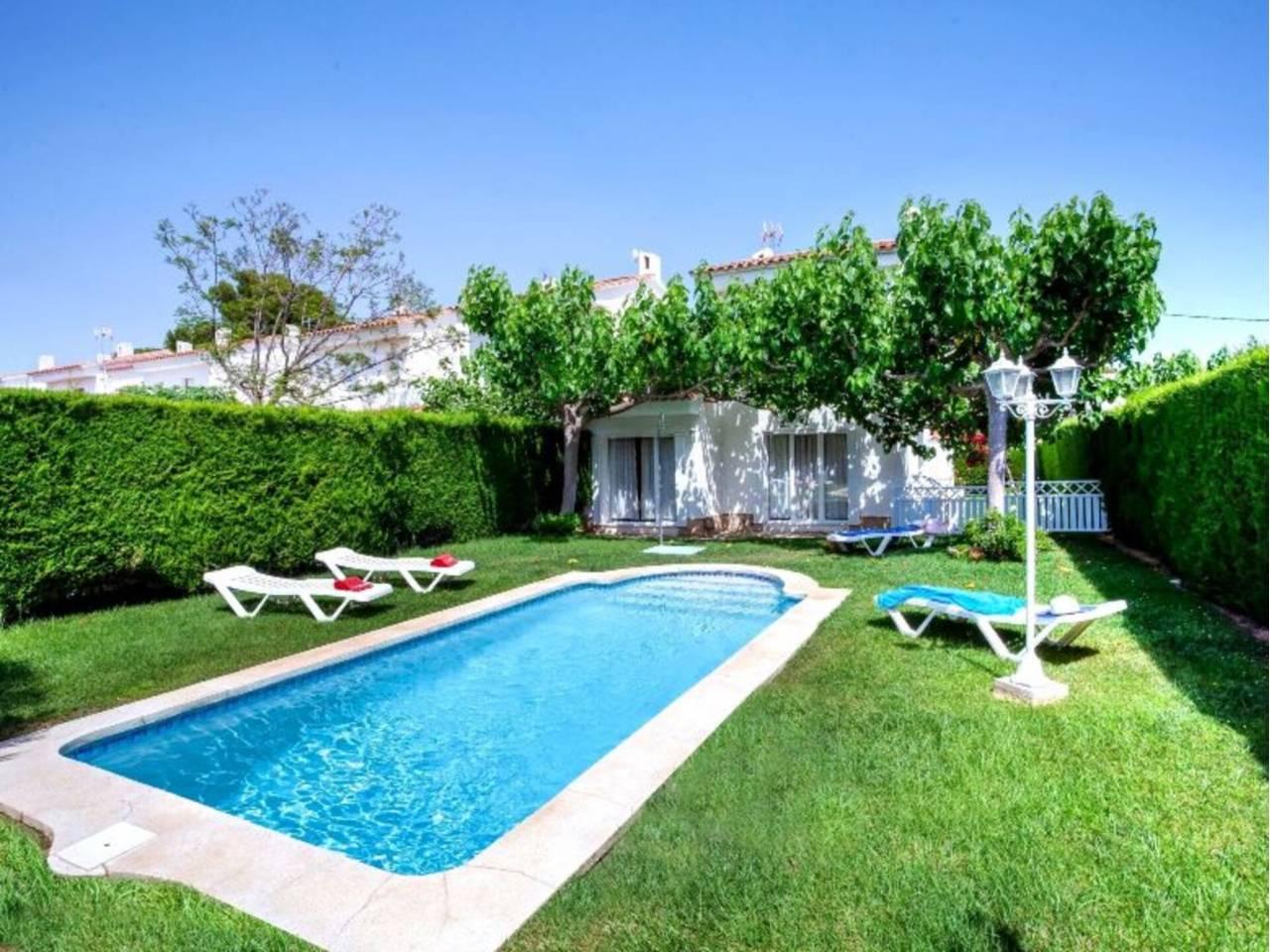 Casa Adosada de 4 Dormitorios en venta en Mont-Roig del Camp