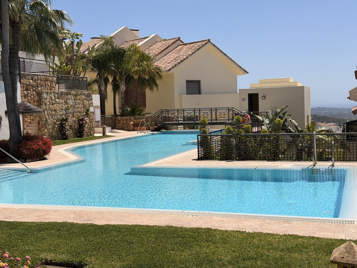 Piso de 2 Dormitorios y 2 Baños en venta en Los Monteros, Marbella