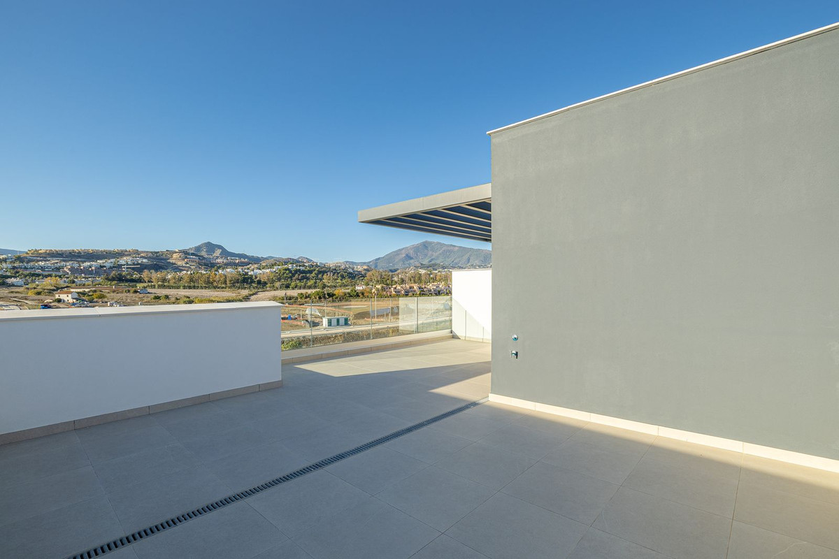 Casa Adosada de 4 Dormitorios y 3 Baños en venta en Atalaya, Estepona