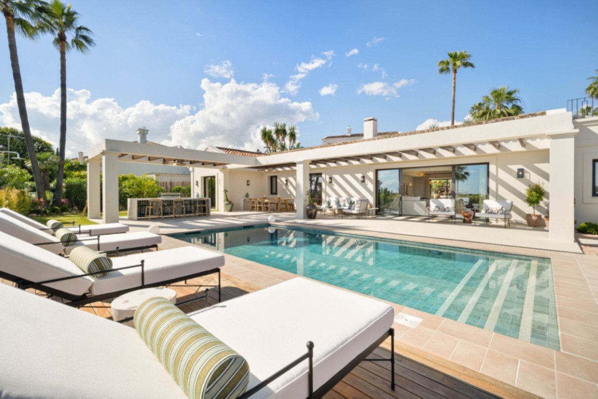Casa de 4 Dormitorios y 5 Baños en venta en Nueva Andalucía, Marbella