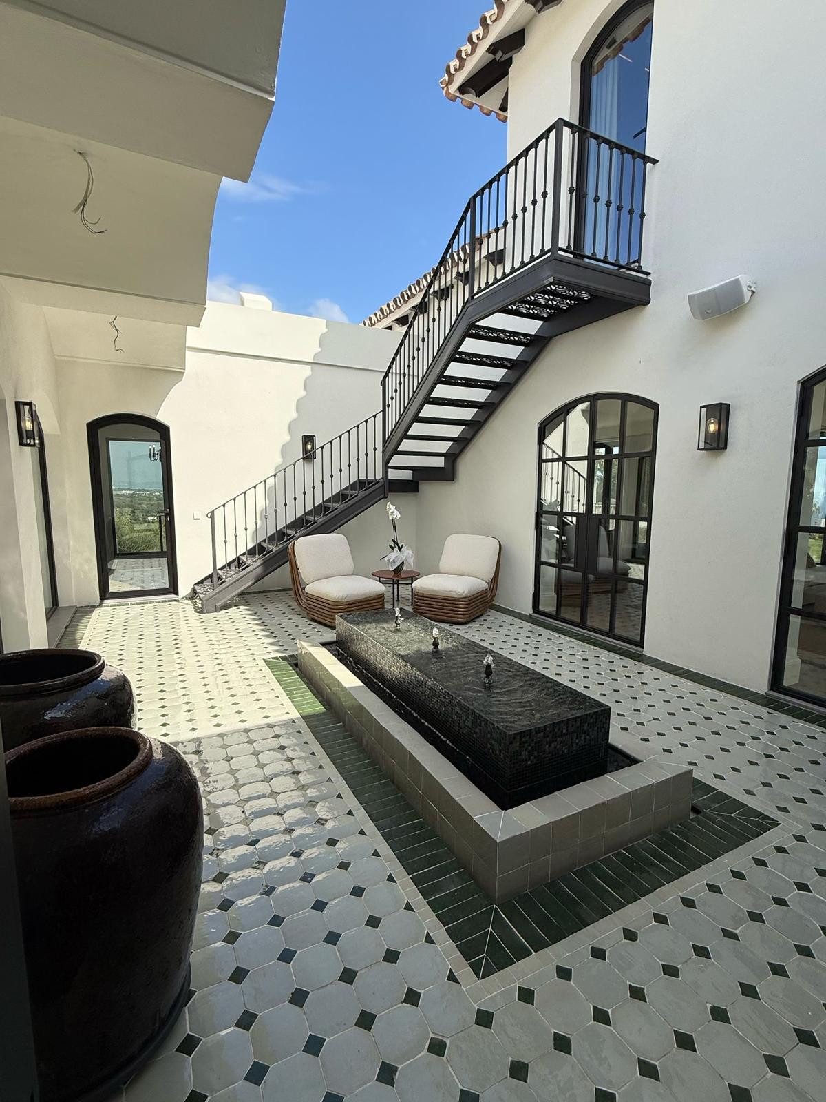 Casa de 6 Dormitorios y 6 Baños en venta en Estepona