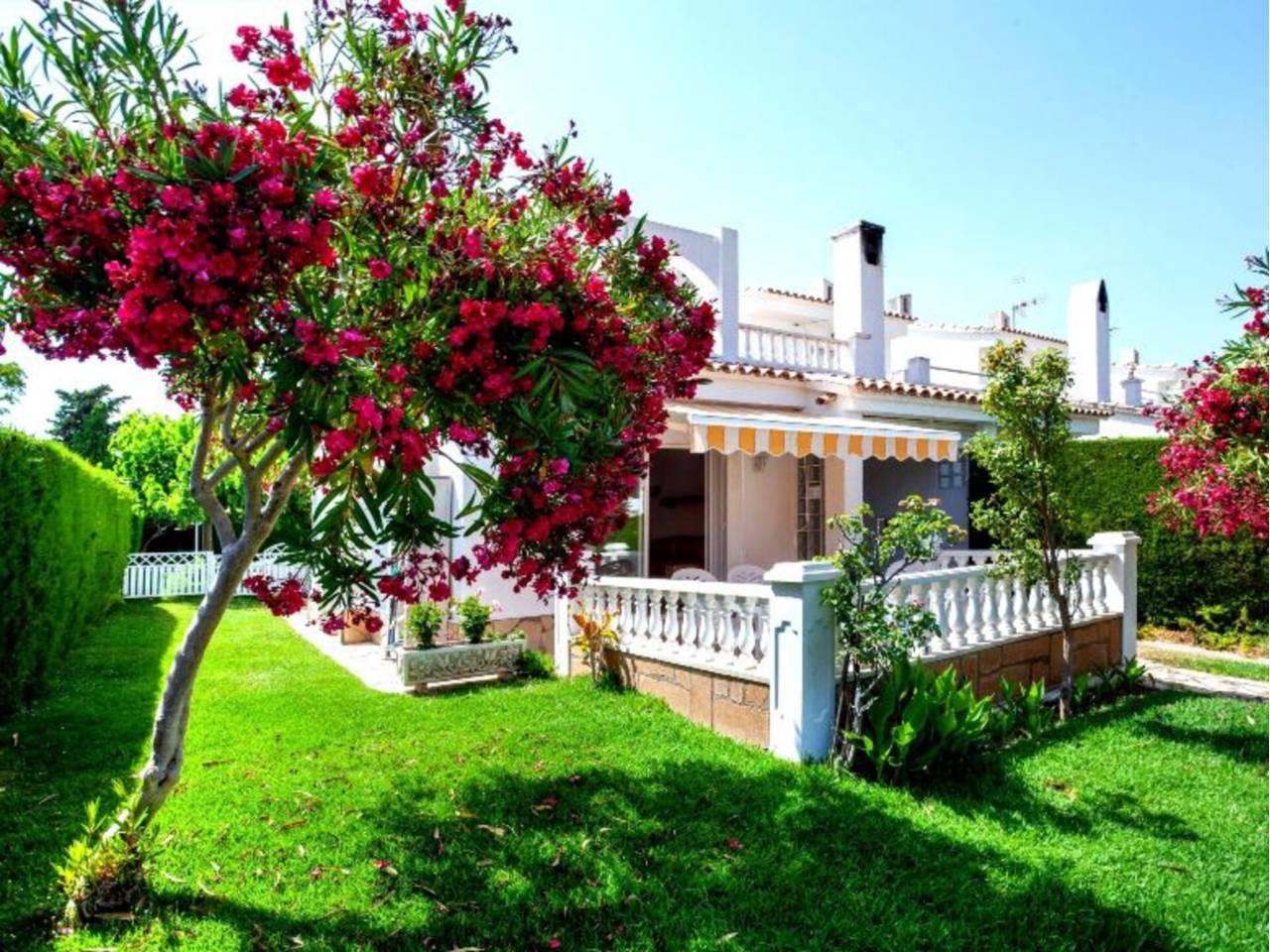 Casa Adosada de 4 Dormitorios en venta en Mont-Roig del Camp
