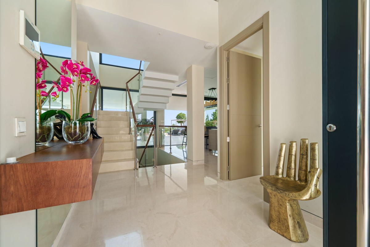 Casa de 5 Dormitorios y 6 Baños en venta en Nueva Andalucía, Marbella