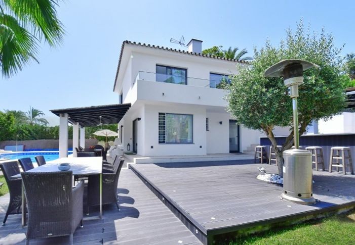 Casa de 5 Dormitorios y 5 Baños en venta en Nueva Andalucía, Marbella