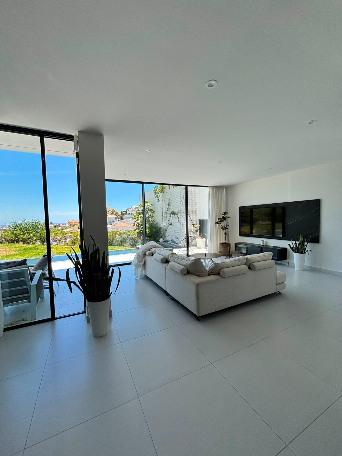 Casa de 5 Dormitorios en alquiler en Cerros del Aguila, Mijas
