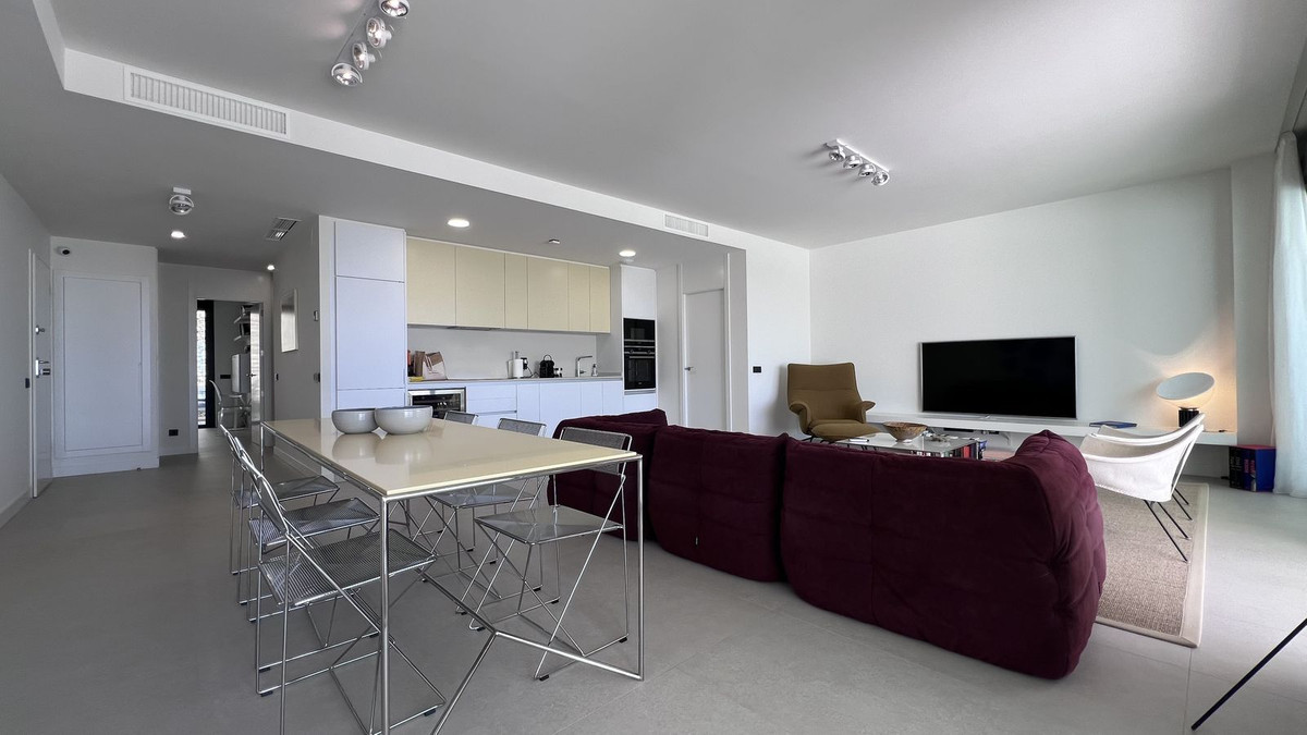 Piso de 3 Dormitorios en venta en Los Monteros, Marbella
