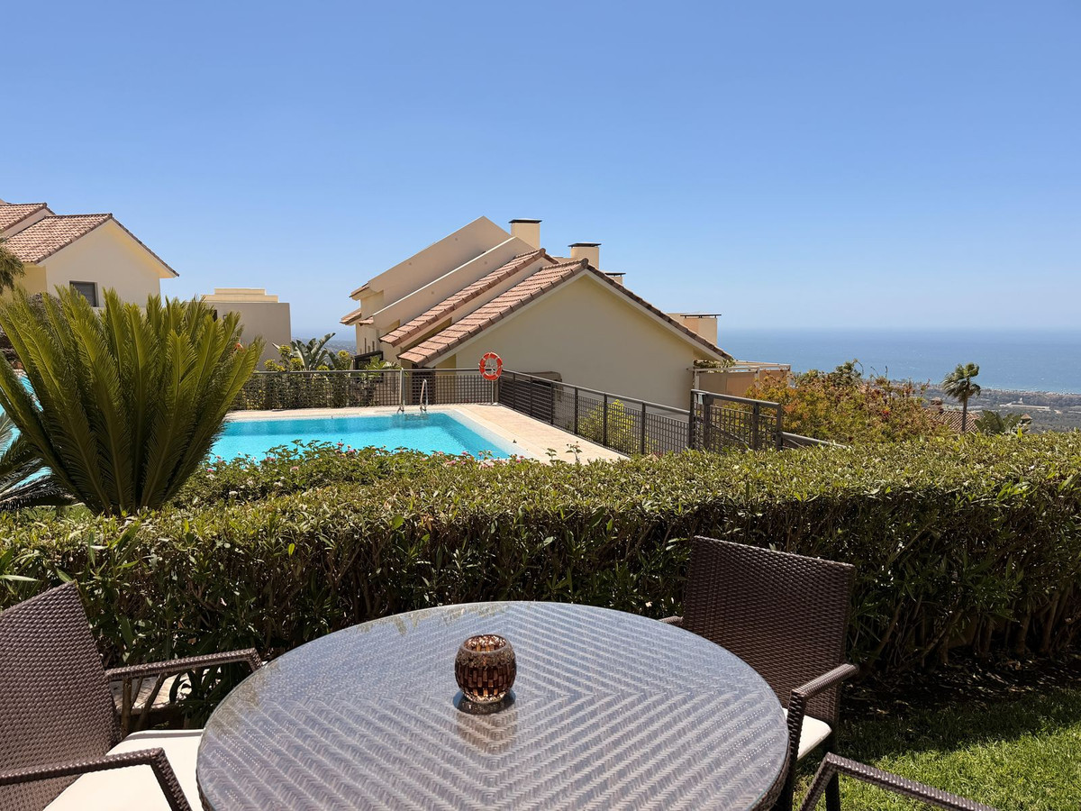 Piso de 2 Dormitorios y 2 Baños en venta en Los Monteros, Marbella