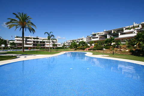 Piso de 2 Dormitorios y 2 Baños en venta en Nueva Andalucía, Marbella