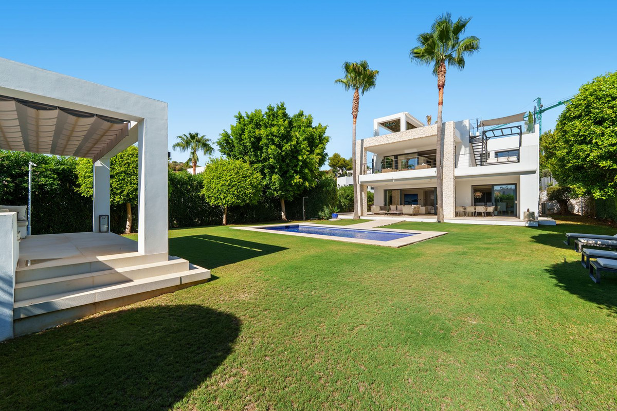 Casa de 6 Dormitorios y 6 Baños en venta en Nueva Andalucía, Marbella