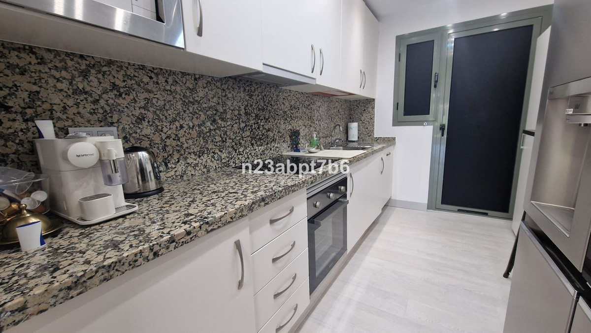 Piso de 2 Dormitorios y 2 Baños en venta en Atalaya, Estepona
