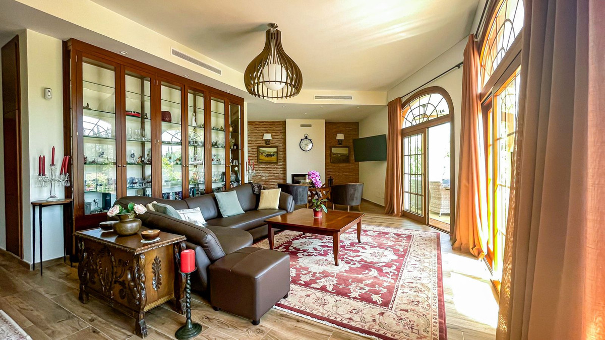 Casa de 6 Dormitorios en venta en El Rosario, Marbella