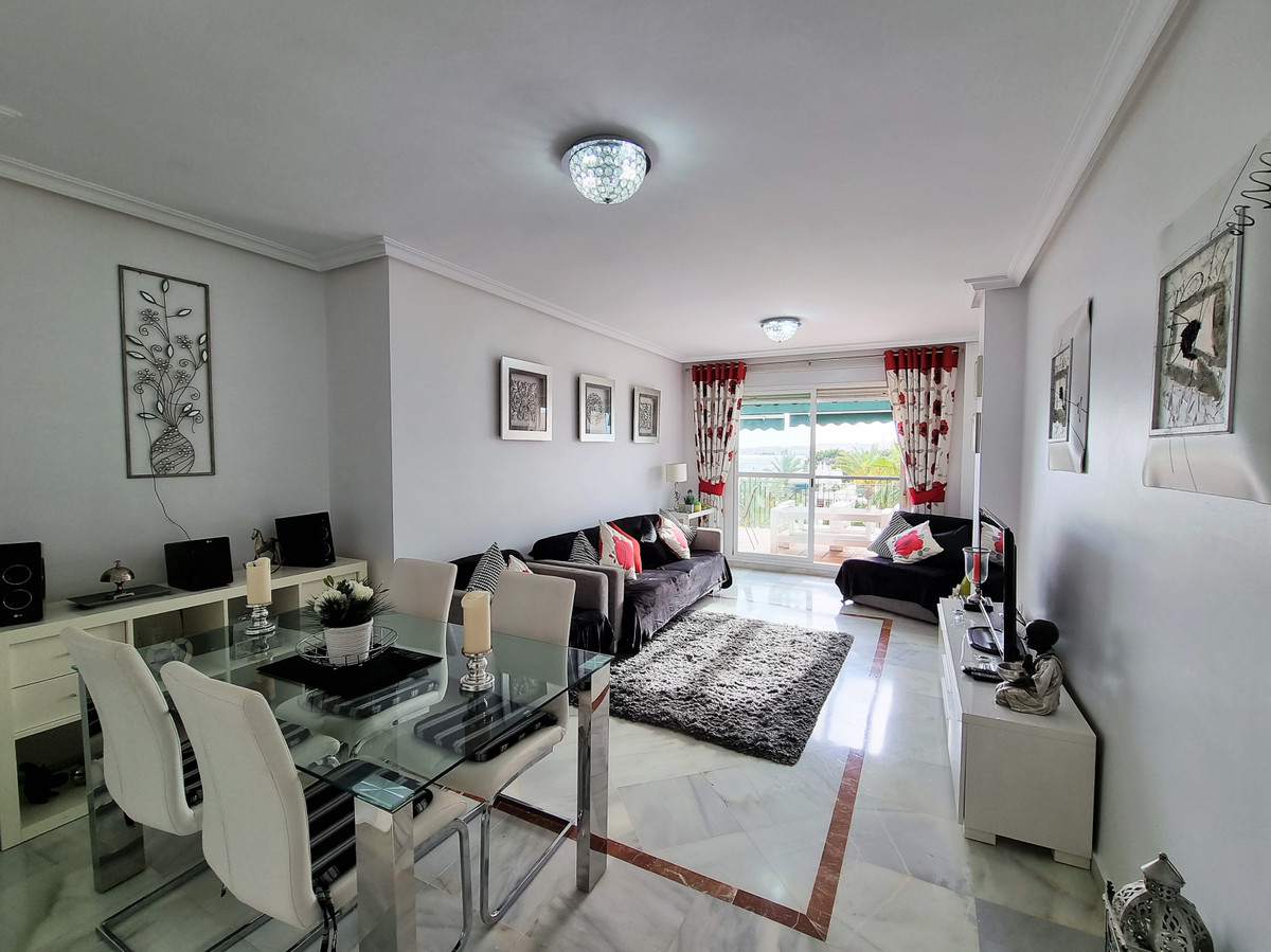 Piso de 2 Dormitorios y 2 Baños en venta en Nueva Andalucía, Marbella