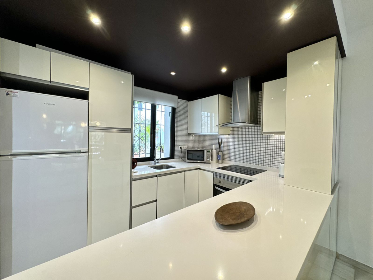 Piso de 3 Dormitorios y 2 Baños en venta en Puerto Banús, Marbella