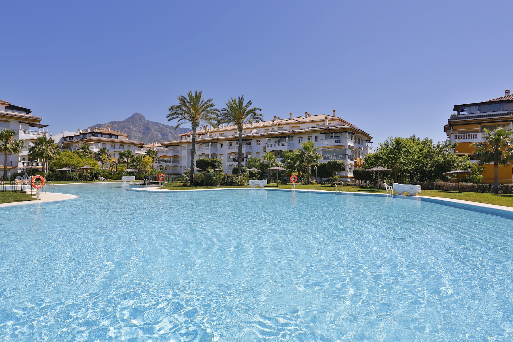 Piso de 3 Dormitorios y 2 Baños en venta en Nueva Andalucía, Marbella
