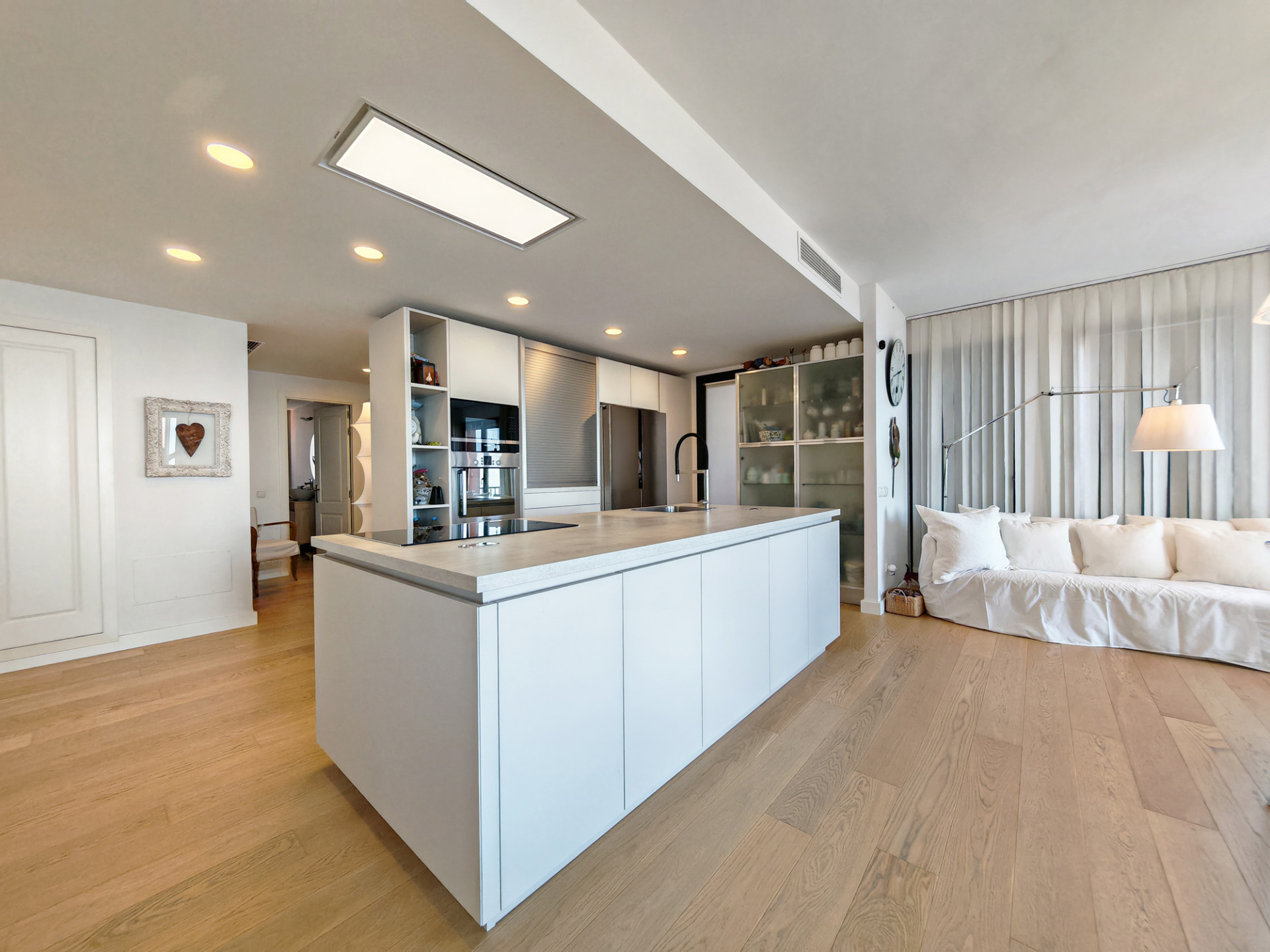 Piso de 4 Dormitorios en venta en Calahonda, Mijas
