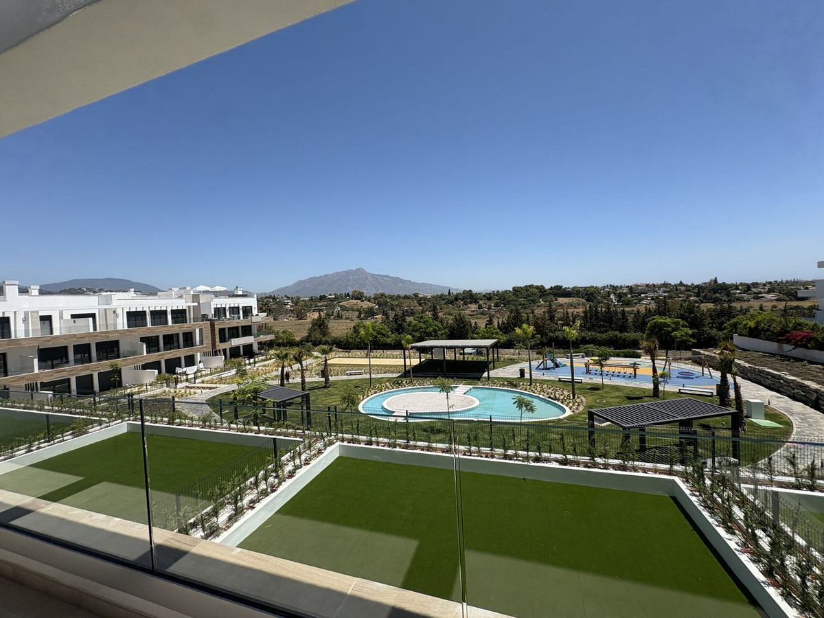 Piso de 2 Dormitorios en venta en Atalaya, Estepona