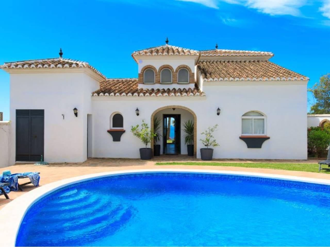 Casa Adosada de 4 Dormitorios y 3 Baños en venta en Torrox Costa