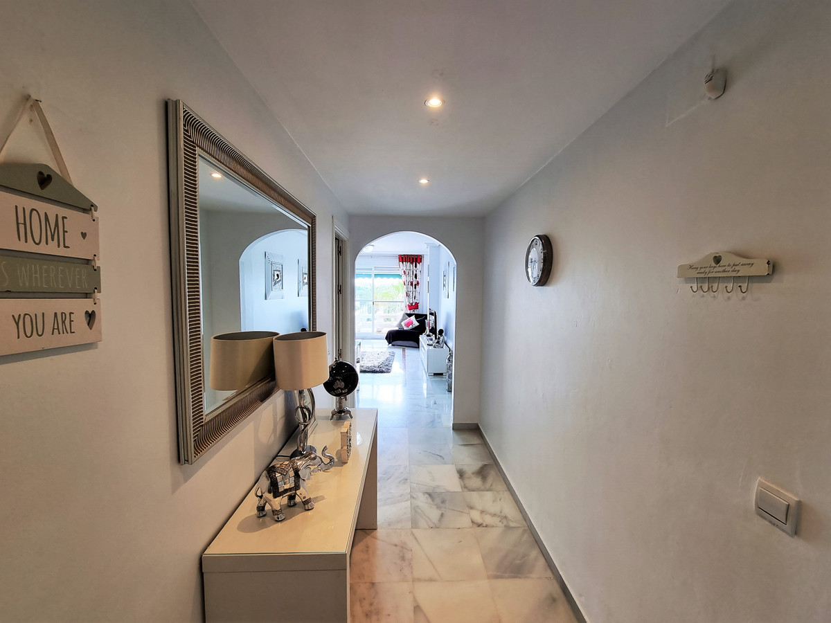 Piso de 2 Dormitorios y 2 Baños en venta en Nueva Andalucía, Marbella