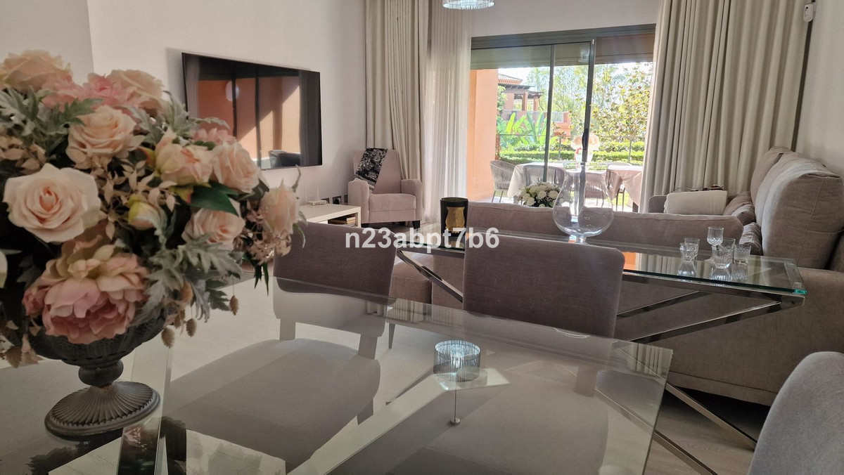 Piso de 2 Dormitorios y 2 Baños en venta en Atalaya, Estepona