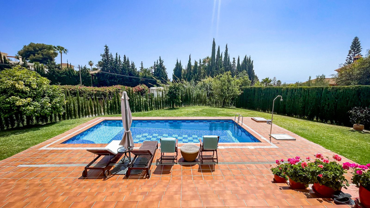 Casa de 6 Dormitorios en venta en El Rosario, Marbella