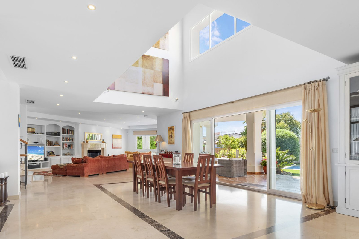 6 Bed, 6 Bath - Villa for Sale in El Paraíso