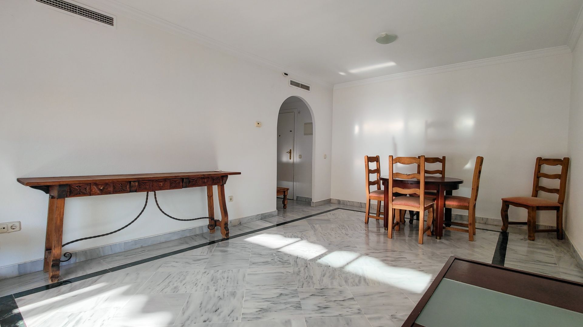 Piso de 2 Dormitorios y 2 Baños en venta en Nueva Andalucía, Marbella