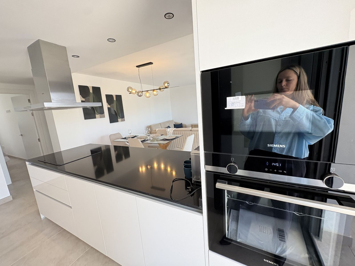 Piso de 2 Dormitorios en venta en Atalaya, Estepona