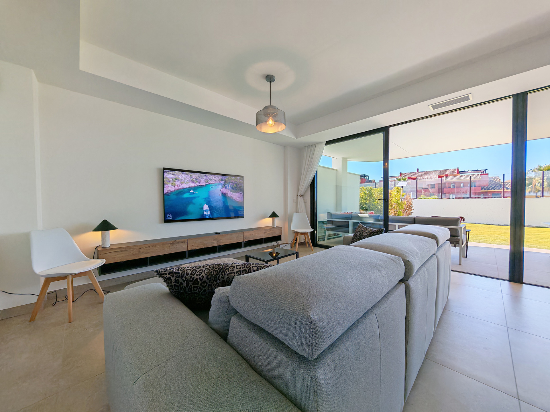 Piso de 2 Dormitorios en venta en Cancelada, Estepona
