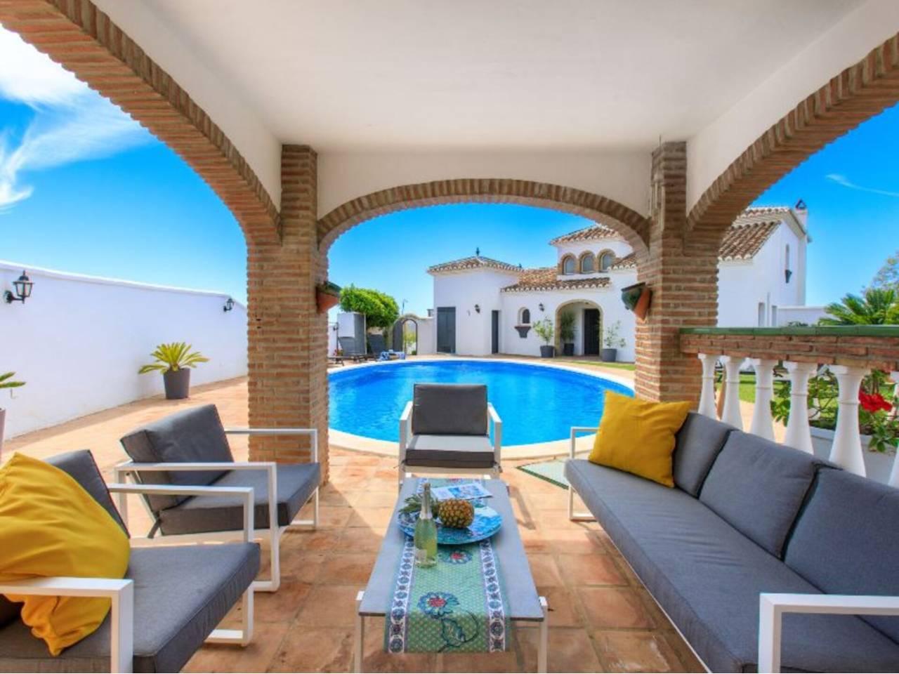 Casa Adosada de 4 Dormitorios y 3 Baños en venta en Torrox Costa