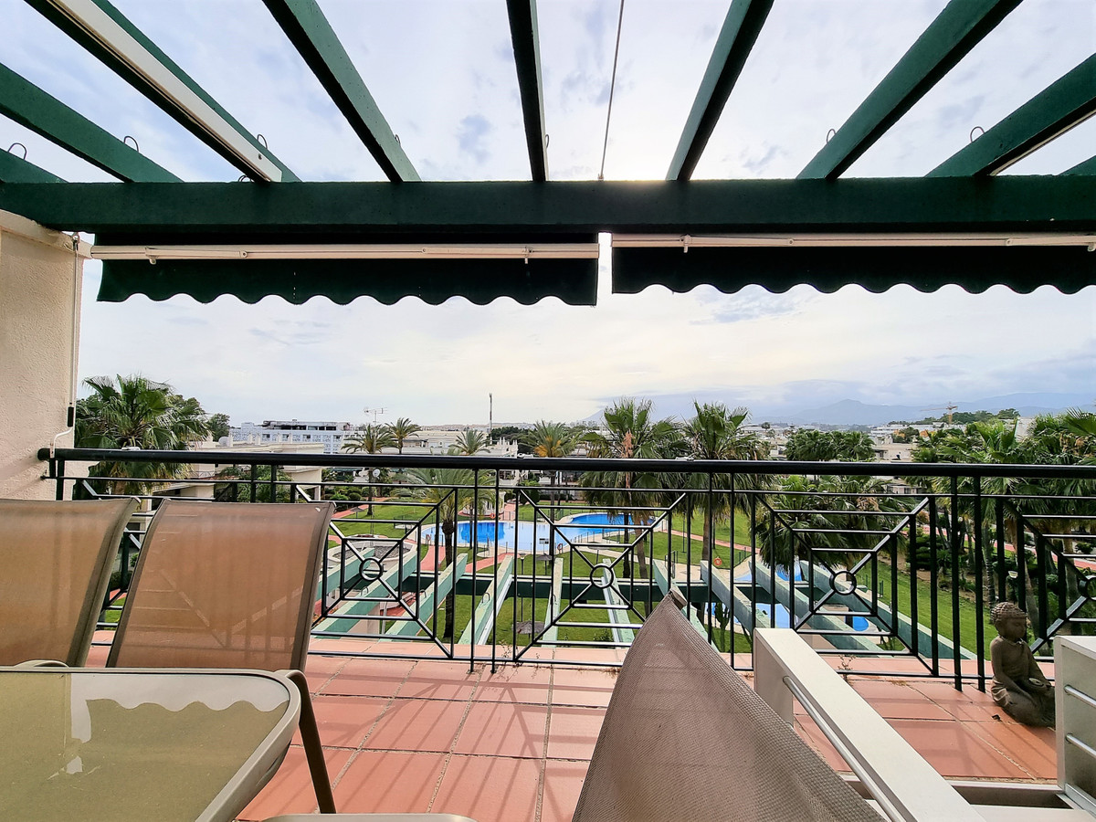 Piso de 2 Dormitorios y 2 Baños en venta en Nueva Andalucía, Marbella