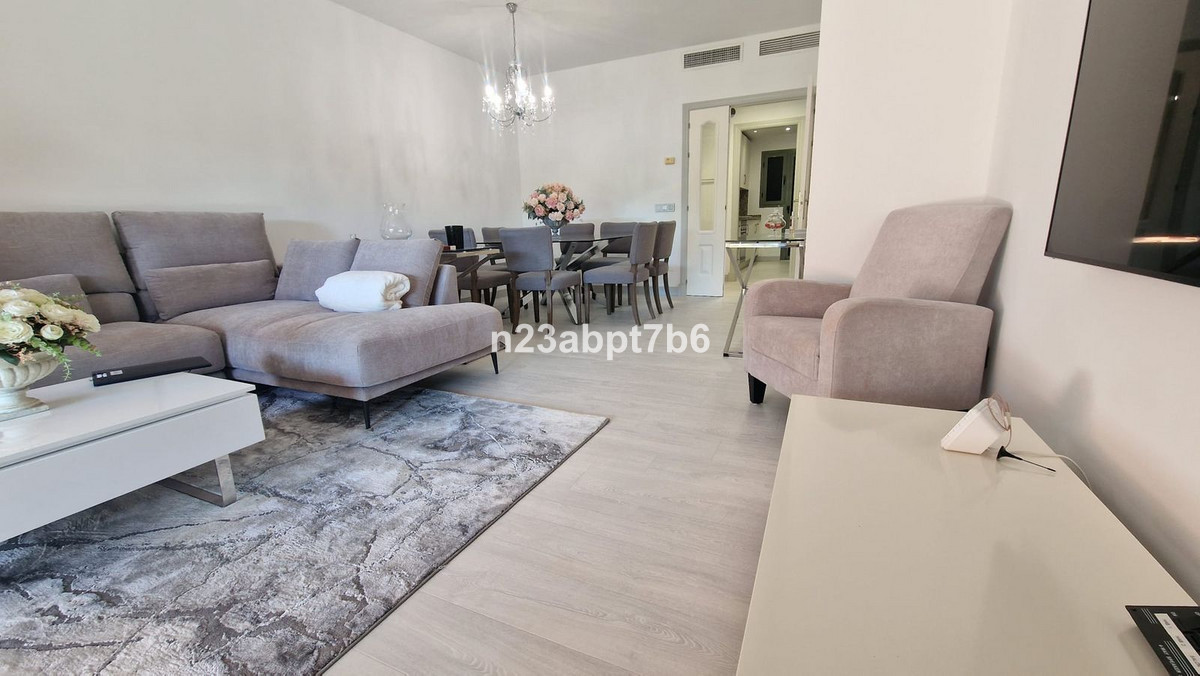 Piso de 2 Dormitorios y 2 Baños en venta en Atalaya, Estepona