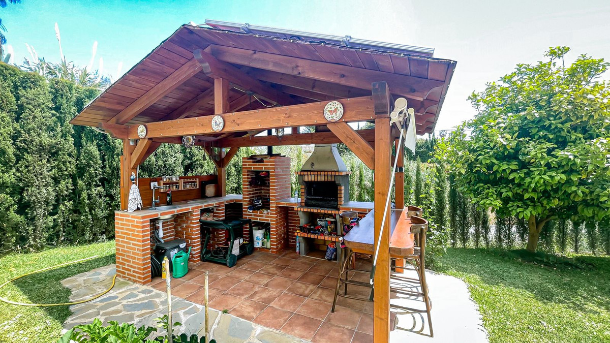 Casa de 6 Dormitorios en venta en El Rosario, Marbella