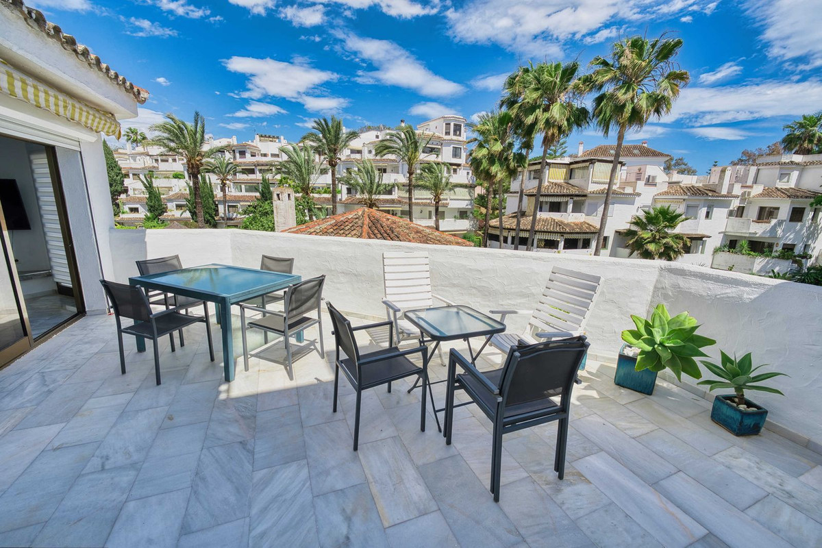 Piso de 2 Dormitorios en venta en Elviria, Marbella