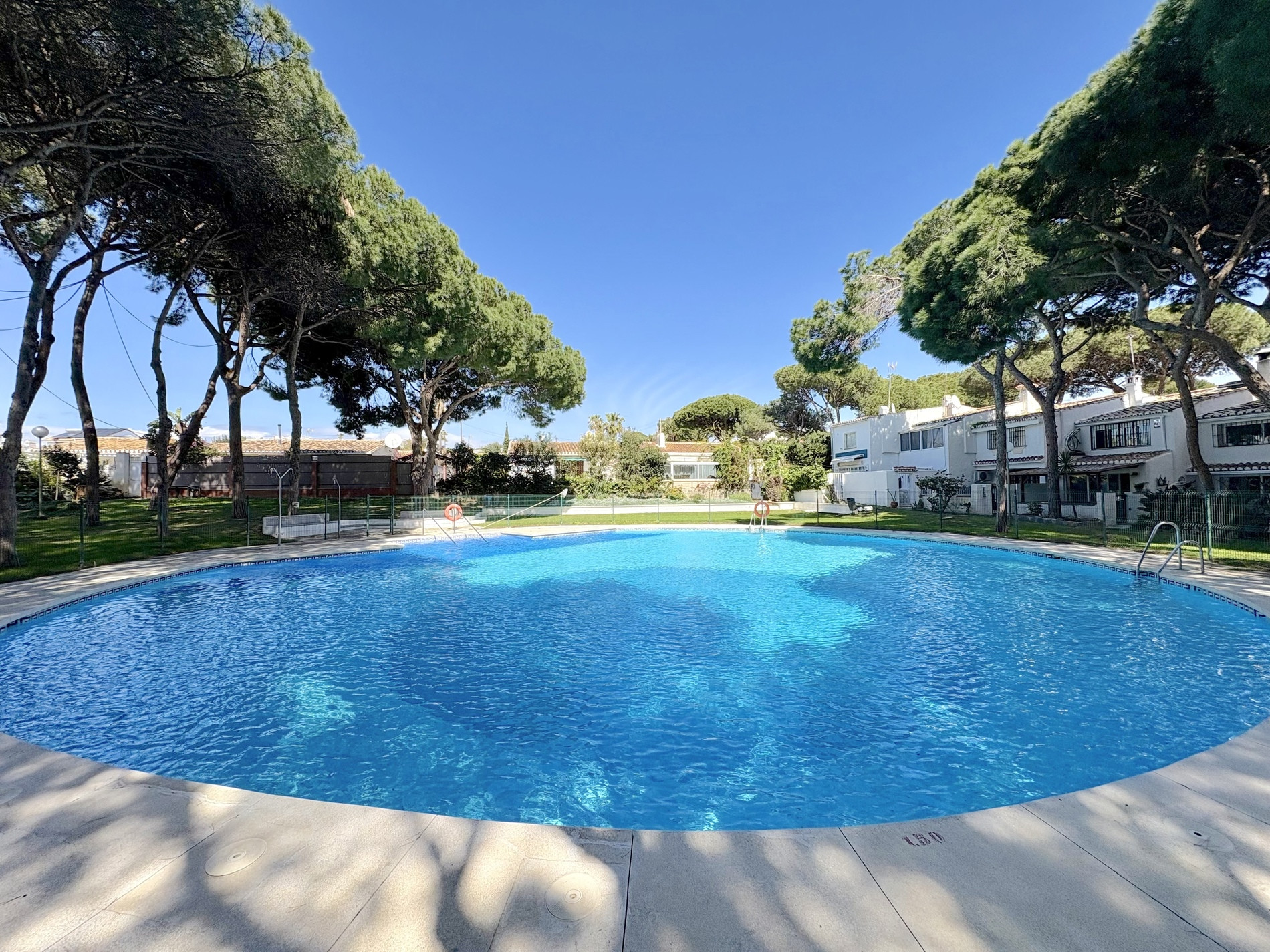 Piso de 2 Dormitorios en venta en Calahonda, Mijas