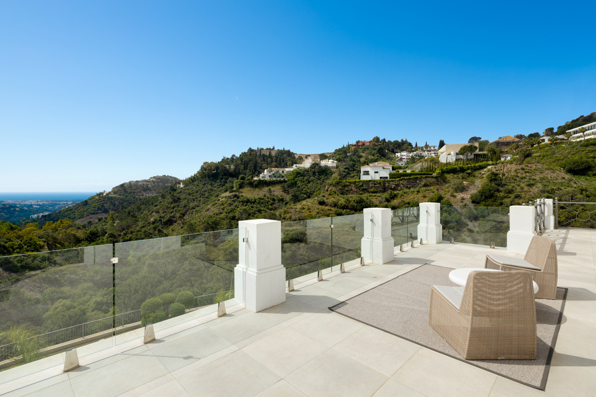Casa de 5 Dormitorios y 7 Baños en venta en El Madroñal, Benahavís