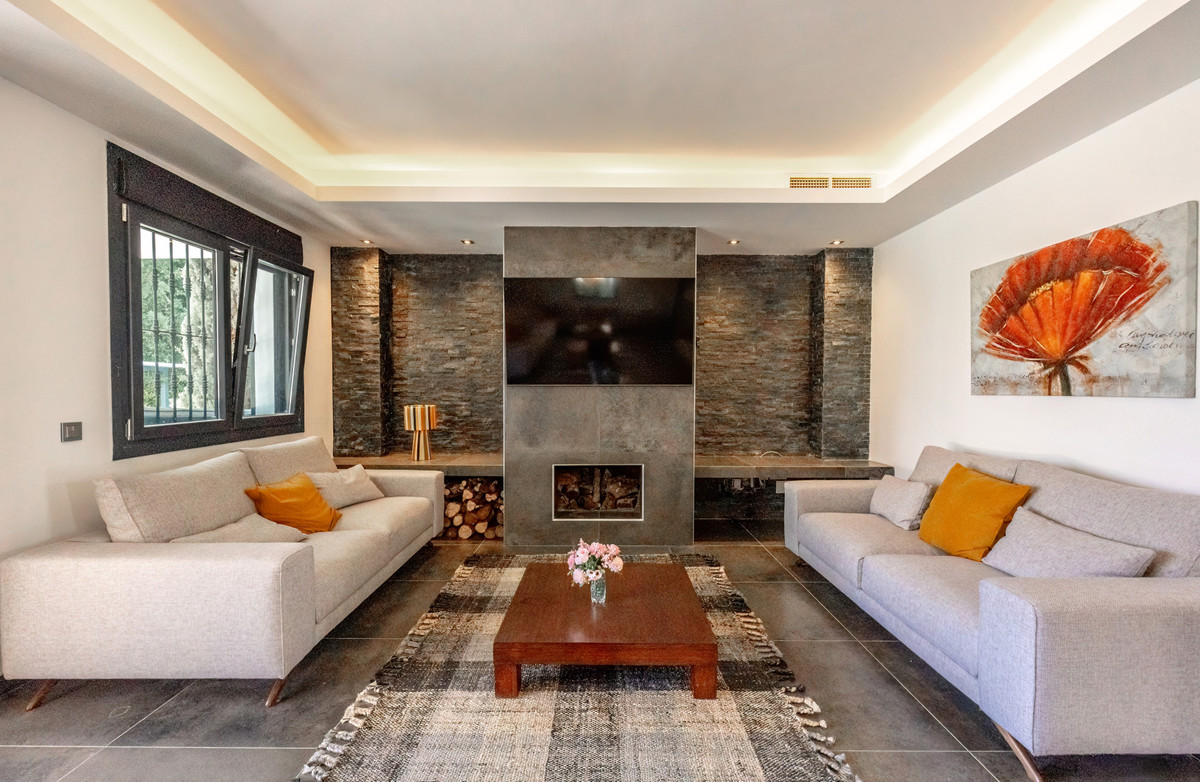 Casa de 6 Dormitorios y 6 Baños en alquiler en Nueva Andalucía, Marbella