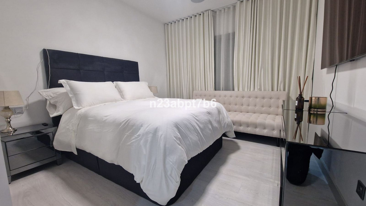 Piso de 2 Dormitorios y 2 Baños en venta en Atalaya, Estepona
