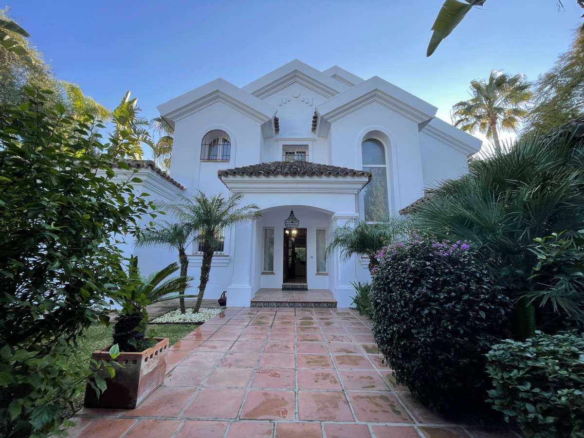 Casa de 4 Dormitorios en venta en Elviria, Marbella