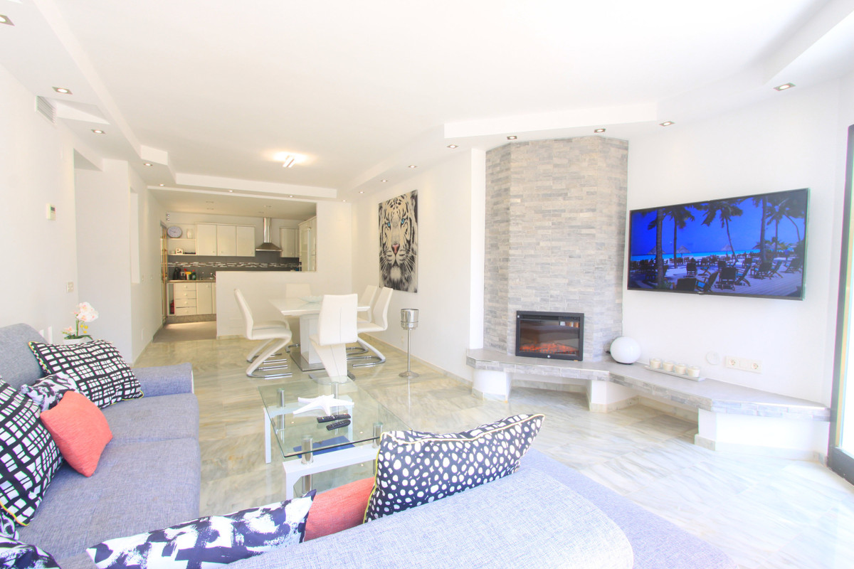 Piso de 2 Dormitorios en venta en Elviria, Marbella