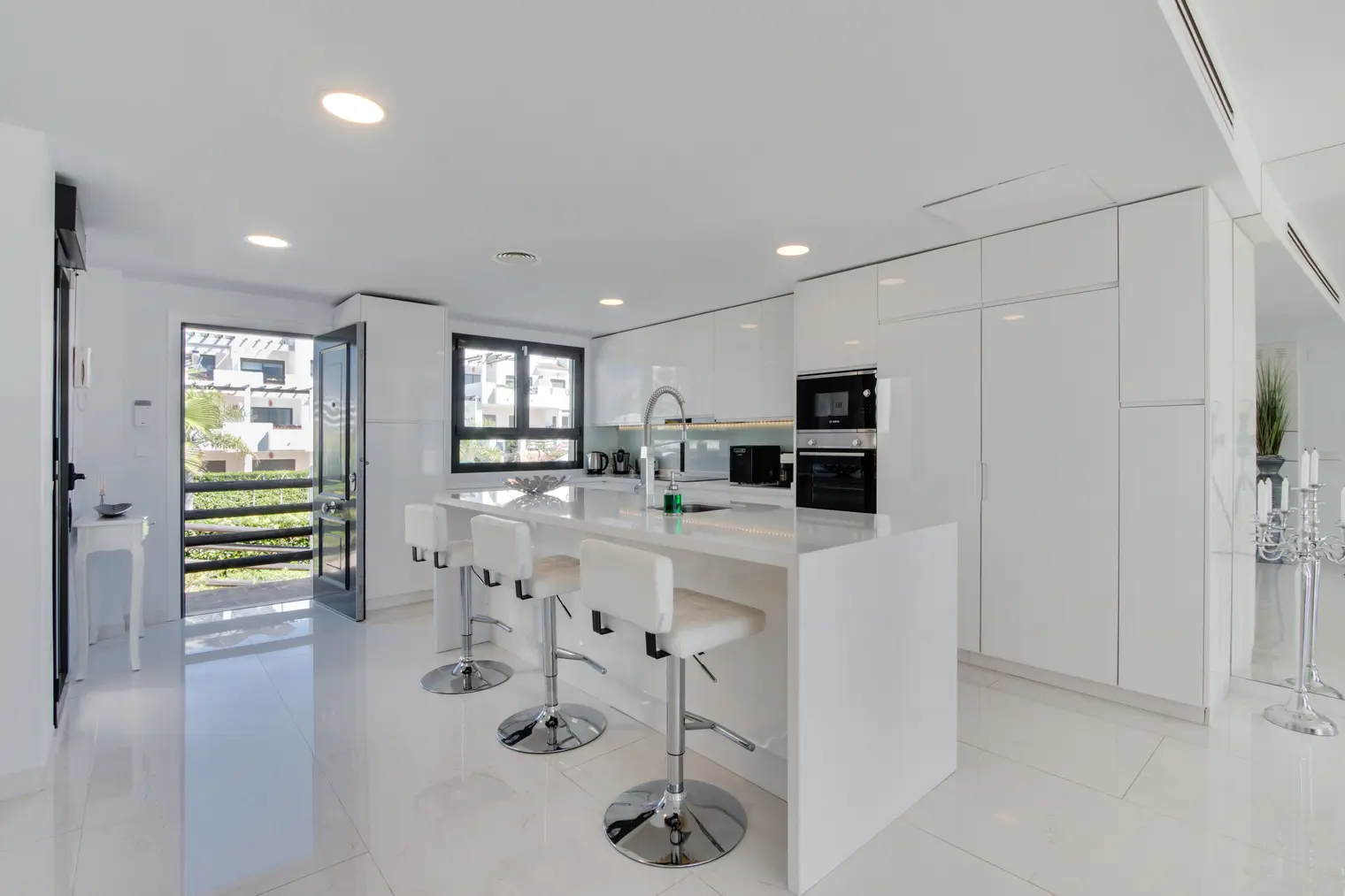 Casa Adosada de 3 Dormitorios y 3 Baños en venta en Estepona