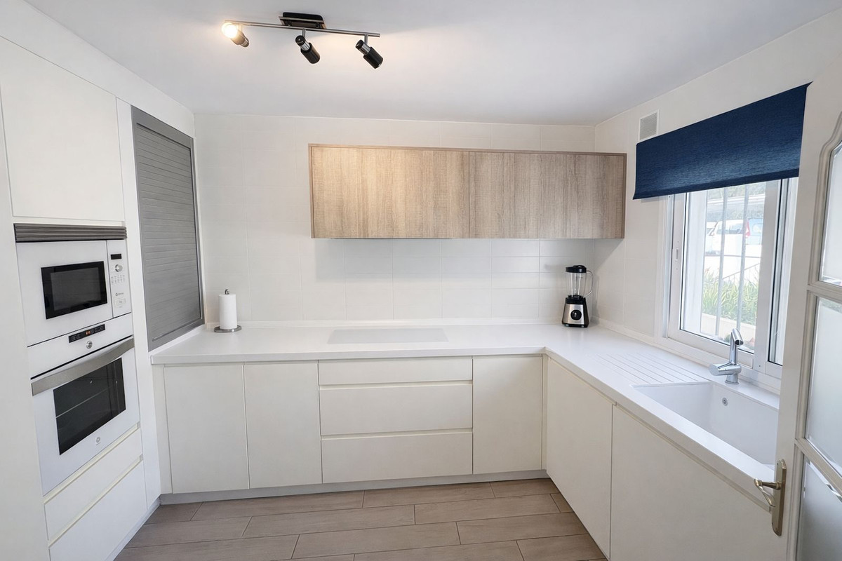 3 Slaapk., 3 Badk. - Rijwoning te koop in Estepona