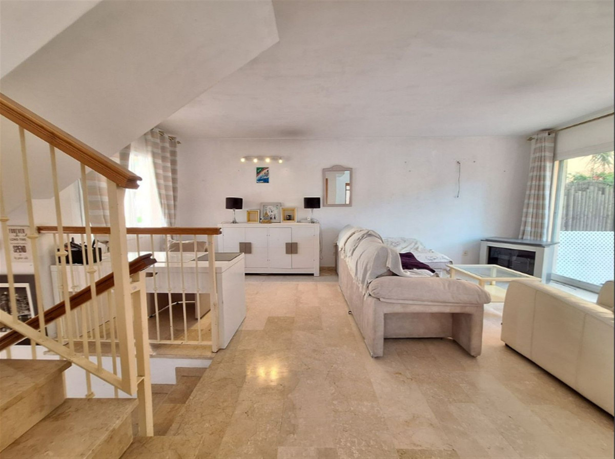 Casa Adosada de 4 Dormitorios y 5 Baños en venta en Nueva Andalucía, Marbella