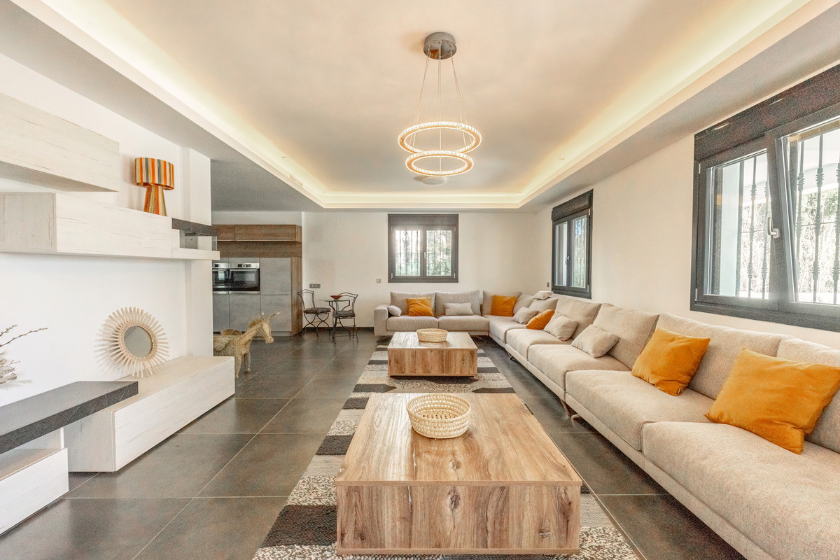 Casa de 6 Dormitorios y 6 Baños en alquiler en Nueva Andalucía, Marbella