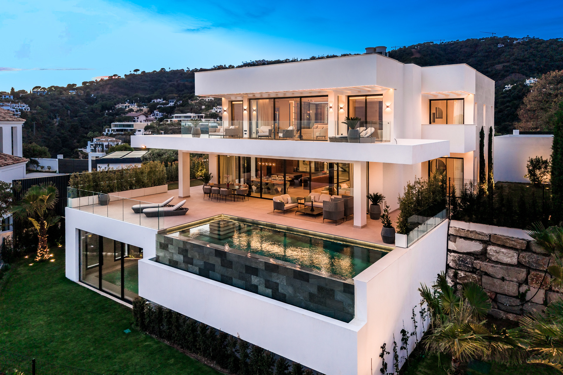 Casa de 6 Dormitorios y 7 Baños en venta en El Madroñal, Benahavís