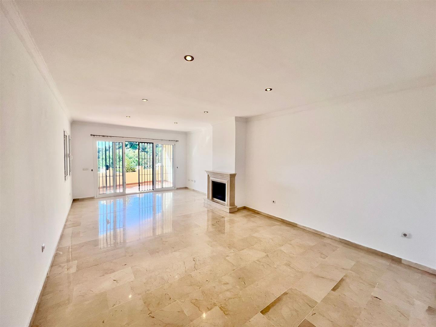 Piso de 2 Dormitorios y 2 Baños en venta en Elviria, Marbella